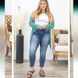 NWOT Judy Blue High-Rise Raw Hem Relaxed Fit Jean